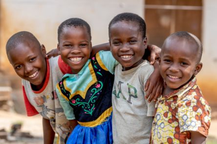 Vier lachende afrikanische Jungen