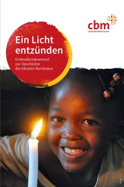 Kind mit Kerze und Schriftzug &quot;Ein Licht anzünden&quot;