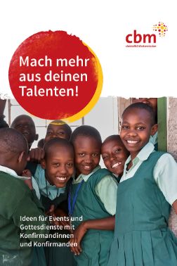 Afrikanische Mädchen in Schuluniform, Schriftzug &quot;Mach mehr aus deinen Talenten&quot;