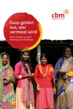 Vier Frauen in bunter Kleidung, roter Punkt mit der Titelaufschrift: Dazu gehört nur, wer vermisst wird.