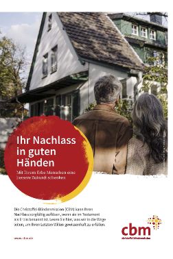 Ein älteres Paar schaut auf ein Haus.