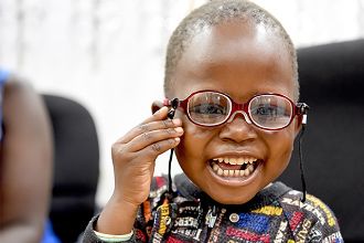 Auf dem Bild ist Patenkind Fatuma mit Brille abgebildet.