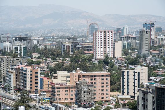 Die äthiopische Hauptstadt Addis Abeba mit vielen Hochhäusern. Im Hintergrund sind Berge.